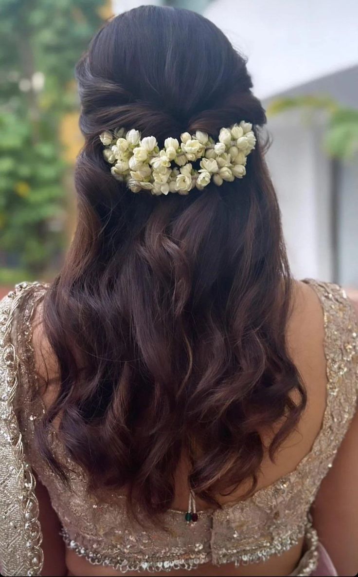 Curls Hairstyles Indian Wedding, Tamil Saree Hairstyles, Curls With Flowers In Hair, Traditional Hairstyle With Flowers, Hair Styles With Flowers Indian, Designer Saree Hairstyle, Hairstyles For Lehenga Look, Indian Hair Braid, Hairstyle With Flowers Indian