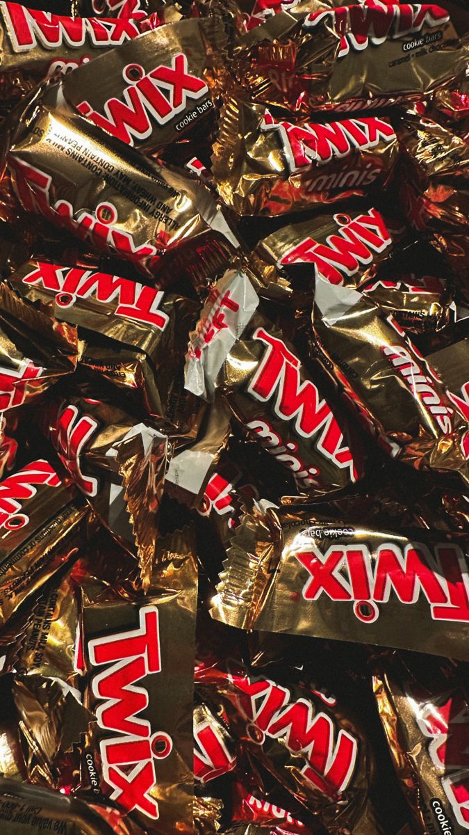 Twix Twix Chocolate Wallpaper, Chocolate Twix Bars, Quality Street Chocolates Aesthetic, Twix Chocolate Aesthetic, Twix Aesthetic, Kitkat Aesthetic, Elsa Core, Snacks Snap, Quality Streets Chocolates