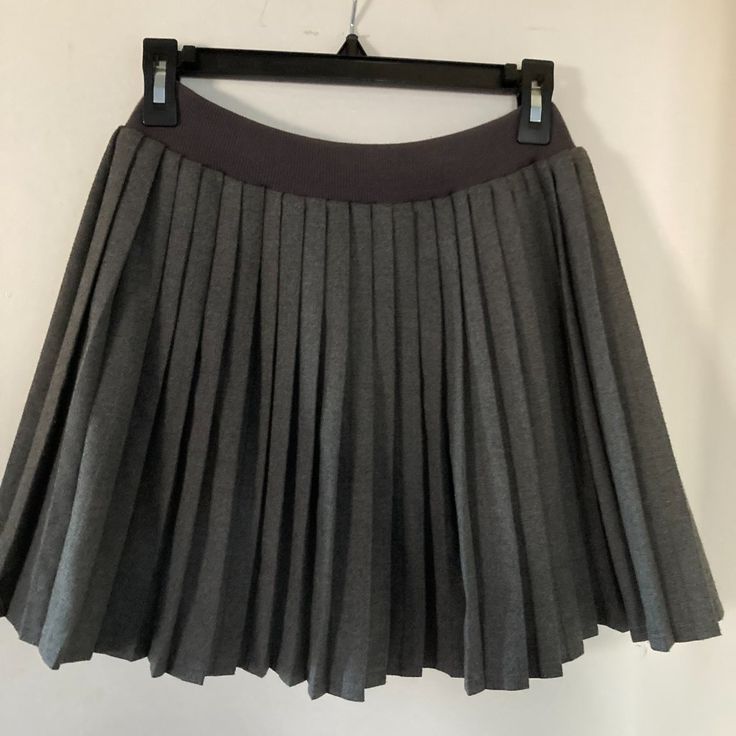 Fall-Winter Gray Pleated Skirt Fits Kids And Teen Size Small/Medium Due To Stretch Waist Flawless Condition - Looks Brand New Winter Stretch Lined Skort, Stretch Winter Pleated Skirt With Lined Skirt, Stretch Winter Pleated Skirt With Lining, Winter Stretch Pleated Skirt With Lined Detail, Winter School Uniform Style Pleated Skirt, School Tennis Skirt For Fall, Winter Pleated Skirted Skort, Casual Winter Skort For School, Winter Casual School Skort