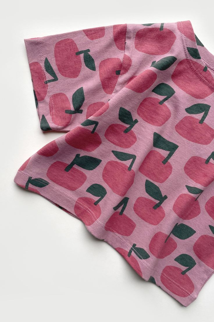 Pink crop tee with apple pattern. Now available at Maison Frida. #modeenfant #style#kidsstyle #styleforkids #kidswear#kidsoutfit #outfitforkids #kidsinspiration #fashionforkidsinspiration Apple Pattern, Hip Style, Crop T Shirt, Kids Style, Crop Tshirt, Crop Tee, Kids Wear, Girls Tshirts, Plaid Scarf