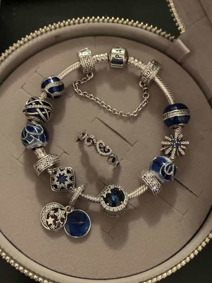 Aesthetic Bracelet, Pandora Bracelet Charms Ideas, Xoxo Jewelry, Pandora Bracelet Designs, Casas Coloniales, Wrist Jewelry, Jewelry Accessories Ideas, Bracelet Charms, Pandora Bracelet Charms