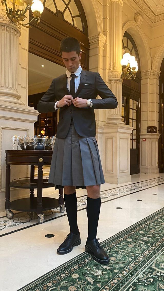 Boys In Skirts, Guys In Skirts, Men Wearing Skirts, Gender Fluid Fashion, Men In Kilts, Dope Fashion, Casual Streetwear, Kilt, Casual Elegance