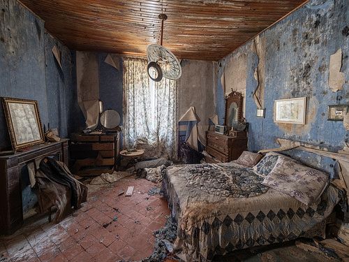 an old bedroom with peeling paint on the walls