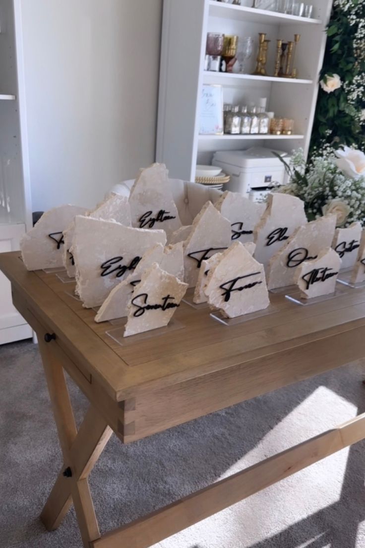 Acrylic clear bases, travertine stone, and black acrylic lettering. Diy Wedding Table Settings, Stone Table Numbers Wedding, Diy Table Number Holders, Stone Table Numbers, Diy Table Numbers, Diy Wedding Table, Trending Wedding, Tile Table, Table Number Holders