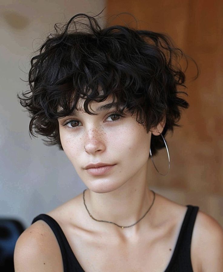 Ear Length Curly Hair, Curly Short Hair Women, 3b Curls, Tomboy Haircut, 2024 Hairstyles, Chin Length Haircuts, Curly Styles, Mental Break, Oval Face Haircuts