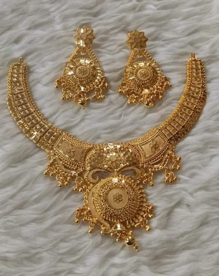 Gold Necklace Under 20 Grams Indian, 20 Grams Gold Necklace Designs, Gold Neckles, Arab Gold, Expensive Jewellery, Gold And Diamond Necklace, Simple Necklace Designs, Asian Bridal Makeup, Big Wedding Rings