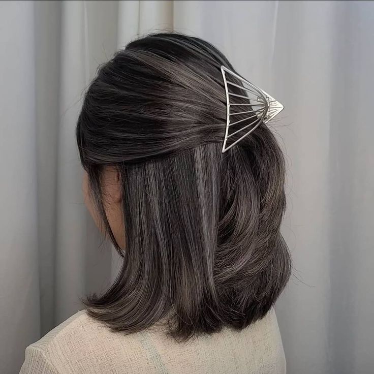 Best hair Color Fesyen Rambut Pendek, Short Hair Highlights, Korean Hair Color, Hair Color Underneath, Ash Hair Color, Hair Color Streaks, Hair Streaks, Shot Hair Styles, Haircuts For Medium Hair