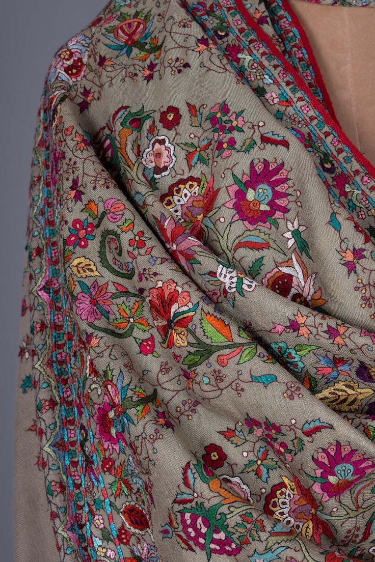 Kashmiri Embroidery Dupatta, Pashmeena Shawl, Kashmiri Art, Chinon Saree, Kashmir Shawl, Kashmiri Embroidery, Woolen Clothes, Embroidery Fashion Detail, Kashmiri Shawls