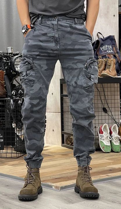 Rugged Cargo Pants For Streetwear, Rugged Streetwear Pants With Pockets, Relaxed Fit Techwear Cargo Jeans With Patch Pockets, Jean Cargos Men, Military Style Cargo Jeans With Multiple Pockets For Streetwear, Cargo Pants Outfit Men, Pants Outfit Men, Biker Jeans, Cargo Pants Outfit