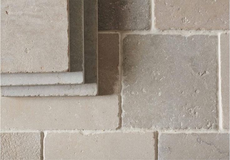 the corner of a brick wall that is made out of concrete blocks and cement bricks