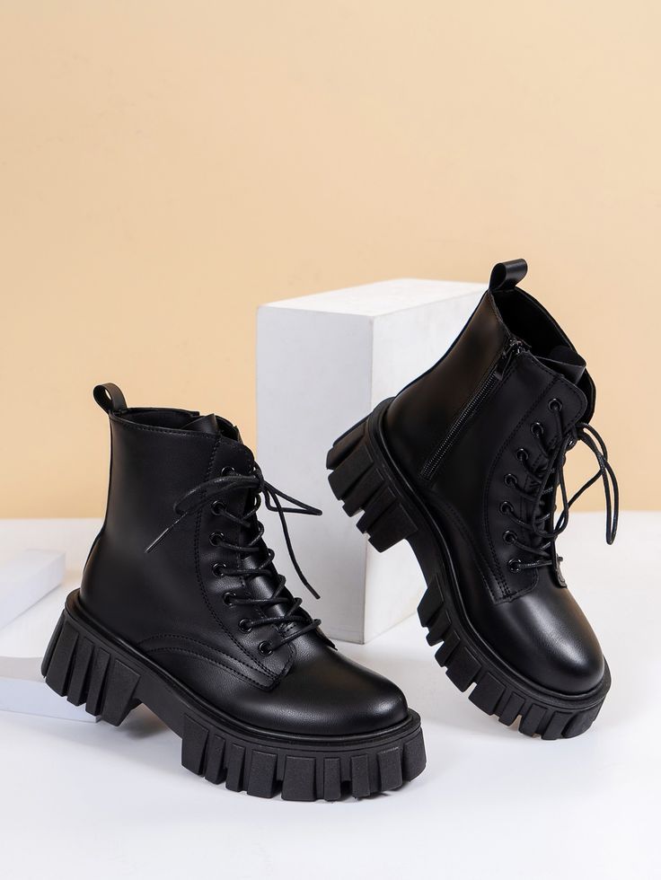 Grunge Shoes, Chunky Combat Boots, Dr Shoes, Womens Combat Boots, Combat Boot, Boots Women Fashion, Motorcycle Boots, Chunky Boots, Dream Shoes