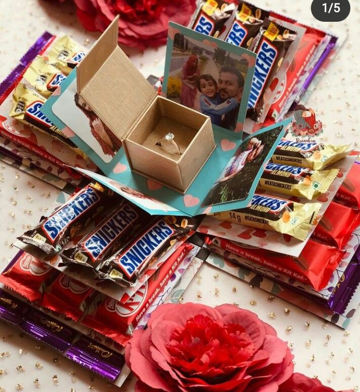 there are many candy bars on the table with flowers and pictures in them as well