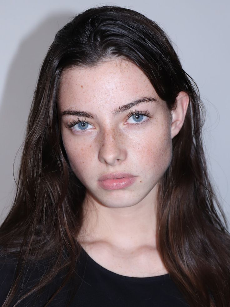 CHLOE COUTAU Brown Hair Blue Eyes Girl, Brown Hair And Freckles, Dark Hair Blue Eyes, Woman With Blue Eyes, Women With Freckles, Hair Pale Skin, Dark Blue Eyes, Blue Eyed Girls, Black Hair Blue Eyes