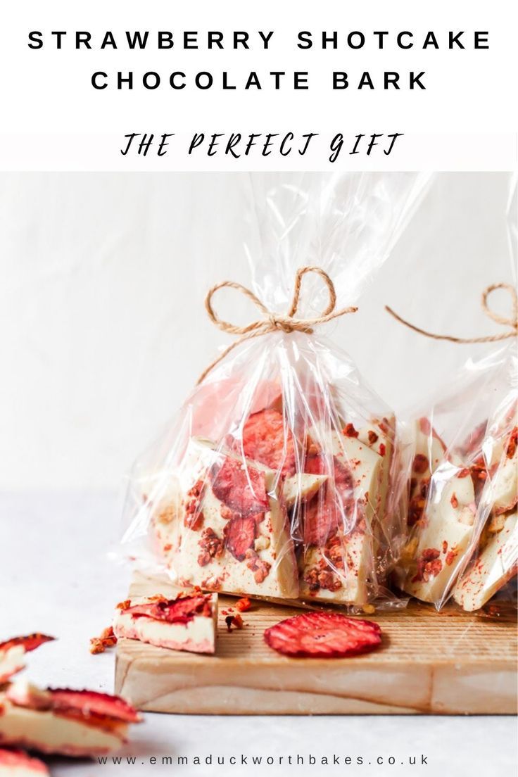 strawberry shortcakes wrapped in cellophane with text overlay reading strawberry shortcake chocolate bark the perfect gift