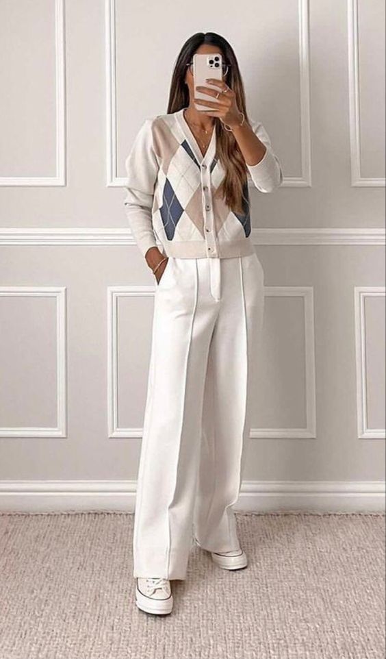 Gentle Woman Outfit, Wide Leg And Sneakers, Classy Women Shoes, Fall 2025 Fashion, What To Wear To Work Business Casual, Personal Assistant Outfit To Work, Classic Old Money Style Women Classy, Comfortable Classy Outfits, Architect Outfit Women Construction