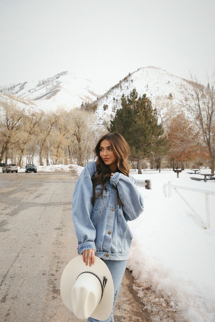 Cowgirl Asethic Pictures, Winter Western Aesthetic, Western Boutique Photoshoot Ideas, Winter Cowgirl Aesthetic, Western Winter Aesthetic, Western Winter Photoshoot, Winter Western Photoshoot, Mountain Cowgirl Aesthetic, Chic Western Outfits Women