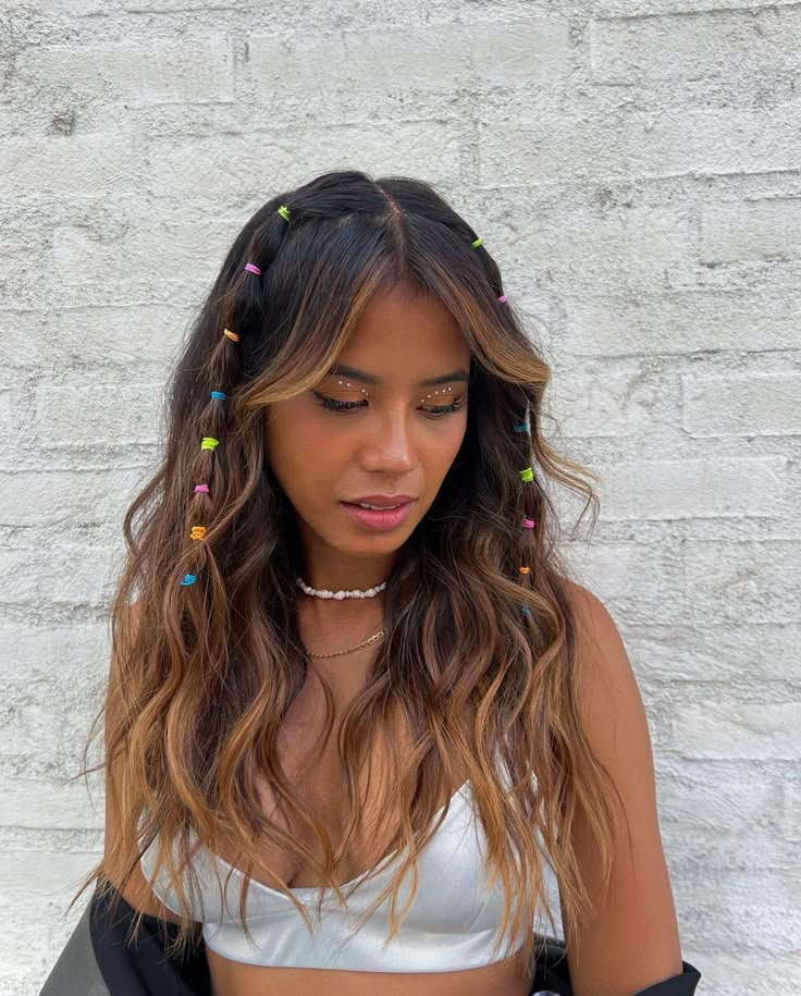 22 Easy Festival Hair Ideas To Get You In The Party Mood Quickly Hair Ideas For Festivals, Hair Ideas Festival, Haïr Style For Concert, Festival Accessories Ideas, Outfit Creamfields, Coldplay Concert Outfit Ideas 2024, Hens Makeup, Rage Outfits, Outfit Para Festival