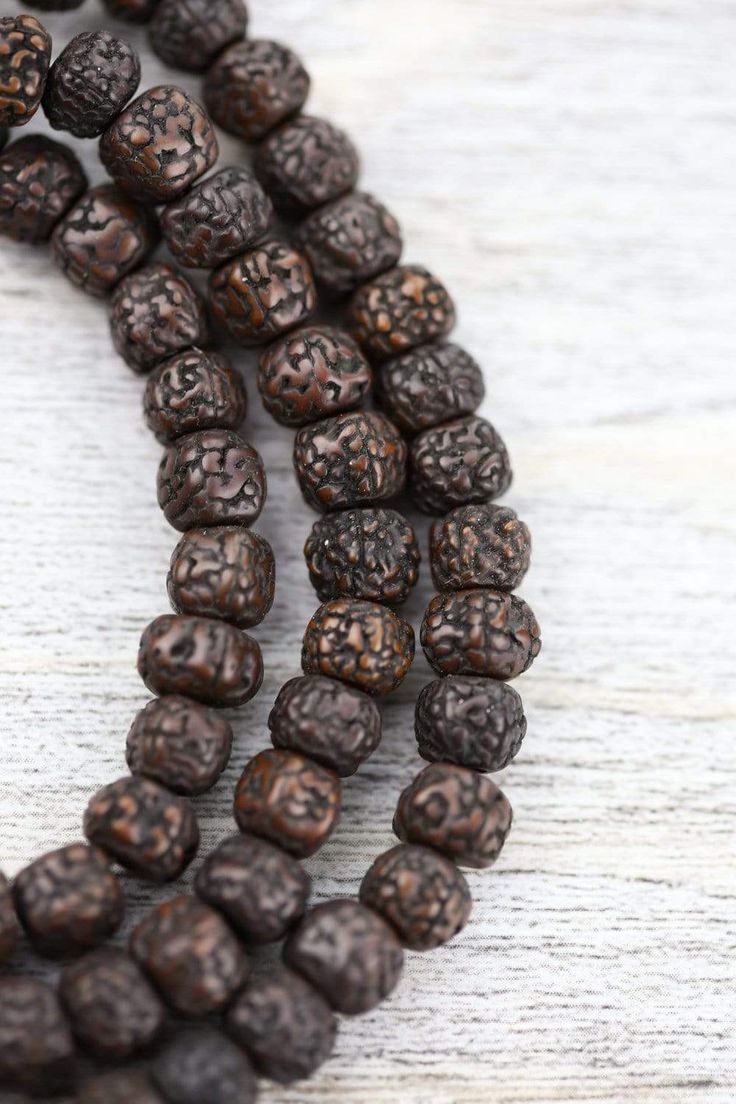 El collar 108 Rudraksha mala oscuro de estilo vintage y la pulsera a juego están ensartados a mano en Katmandú, Nepal.




 Las cuentas se lijan en un vaso para mayor comodidad antes de teñirlas y engrasarlas de forma natural para lograr su hermoso color oscuro y apariencia envejecida.

 Las cuentas de semillas naturales y sostenibles tienen una textura y un atractivo visual increíbles.







 Las cuentas de Rudraksha son conocidas por sus propiedades curativas y poderes protectores. Se c Rudraksha Jewelry, Om Symbol Wallpaper, Symbol Wallpaper, Tibetan Mala, Rudraksha Mala, Rudraksha Beads, Wrist Mala, Large Bracelet, Om Symbol