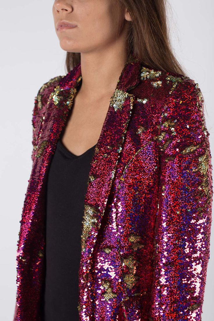 Cualquier vieja chaqueta con holograma rosa hierro

 Chaqueta de lentejuelas Flip, hologramas rosas y dorados

 Estilo ajustado

 2 bolsillos delanteros

 Forro de satén rosa.

 Personalizado disponible 7-10 días



 Guia de tallas

 Trajes de mujer y moto de lentejuelas 











 XS

 S

 METRO

 l

 SG






 Pecho

 37

 35,5

 37

 38,5

 40






 Cintura

 27

 29

 30,5

 32

 34






 Cadera

 34

 35,5

 37

 38,5

 40






 Largo del brazo

 23,5

 24

 24,5

 25

 25,5






 Ho Hologram Jacket, Holographic Gold, Kate Bosworth, Miranda Lambert, Sequin Jacket, Fitted Style, Pink Sequin, Cardi B, Elton John