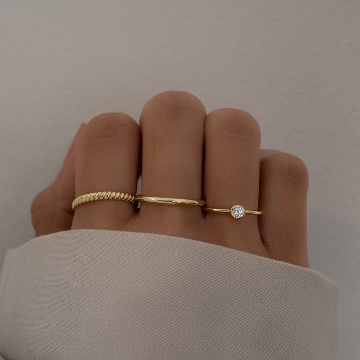 Simple Ring Stacking, Gold Ring Combinations, Simple Gold Rings Everyday, Everyday Ring Stack, Everyday Jewelry Simple, Rings For Women Simple, Gold Stackable Rings, Jewellery Minimalist, خواتم خطوبة