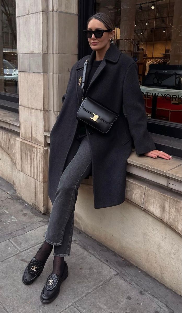 Black Coat Outfits For Women, Fall Outfits Trendy, Loafers Outfit, Winter Fashion Outfits Casual, London Style, Outfit Chic, Mode Casual, February 13, Looks Street Style