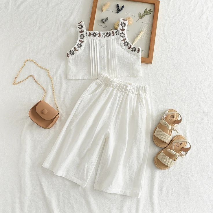 Presentamos nuestra última colección: ¡Conjunto informal de 2 piezas bordado de verano para niñas!

 Prepare a su pequeño para los días soleados que se avecinan con este adorable conjunto. Diseñado pensando en la comodidad y el estilo, este conjunto es perfecto para niñas de 3 a 7 años. Confeccionada con algodón transpirable, garantiza que su hijo se mantenga fresco y cómodo durante los calurosos meses de verano.





 Diseño elegante y cómodo : con un encantador cuello cuadrado y un práctico diseño de jersey, vestirse nunca ha sido tan fácil. El suave material de algodón del conjunto brinda comodidad durante todo el día, lo que le permite a su pequeña jugar y explorar libremente.






 Delicado bordado floral : el intrincado bordado floral añade un toque de dulzura al conjunto, haci White Sleeveless Summer Set, Cotton Sets For Spring And Summer, Cute Embroidered Cotton Sets, Sleeveless Cotton Sets With Floral Embroidery, Sleeveless Cotton Set With Floral Embroidery, Summer Cotton Sets With Floral Embroidery, Summer Cotton Playwear Sets, Floral Embroidery Cotton Set For Summer, Floral Embroidered Cotton Summer Sets