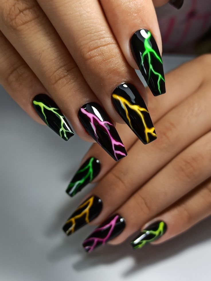 Uñas negras con rayos Nails Acrylic Crazy, Black And Bright Nails, Black With Neon Nails, Neon Black Nails, Black And Neon Nail Designs, Black Neon Nails, Super Hero Nails, Nails Tips Design, Black And Neon Nails