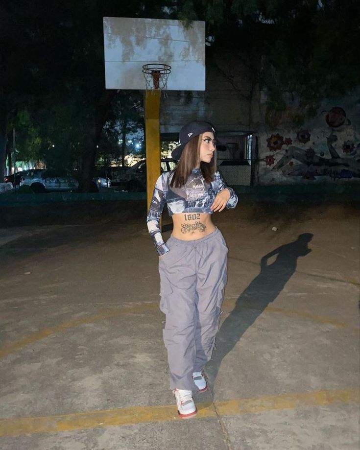 Estilo Baddie Girl, Chicana Style Outfits, Streetwear Poses, Cholo Style, Cute Skirt Outfits, Cute Couple Outfits, Outfit Mujer, Aesthetic Fits, Tomboy Style Outfits