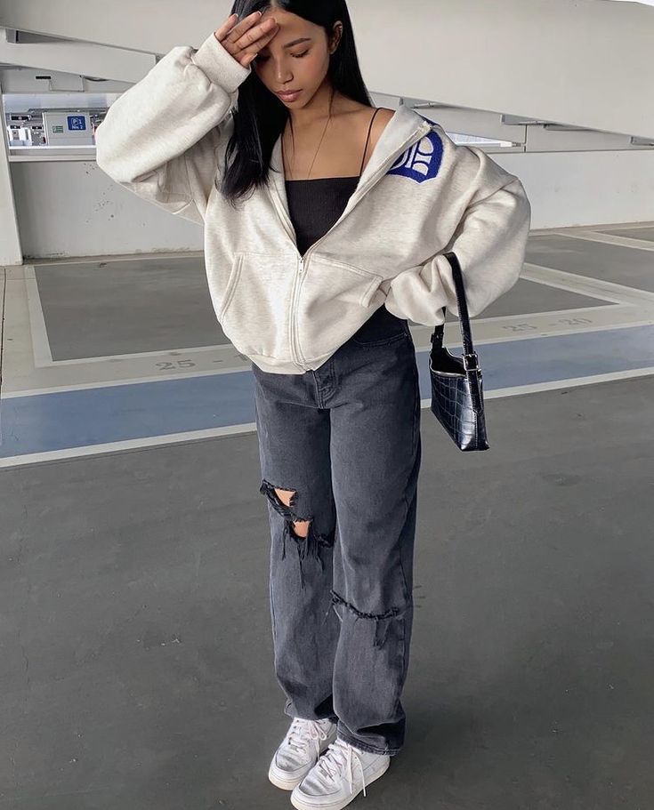 Cropped Hoodie Outfits, White Zip Up Hoodie Outfit, Zip Up Hoodie Outfit Aesthetic, Trending Fits, Hoodie Outfit Aesthetic, Zip Hoodie Outfit, White Zipper Hoodie, Feminine Streetwear, Grey Jeans Outfit