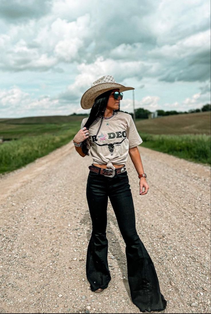 Western Photoshoot Ideas, Cowgirl Outfits For Women, Punchy Outfits, Country Chic Outfits, Fall Photo Shoot Outfits, Western Photoshoot, Cute Country Outfits, Western Style Outfits, Concert Looks