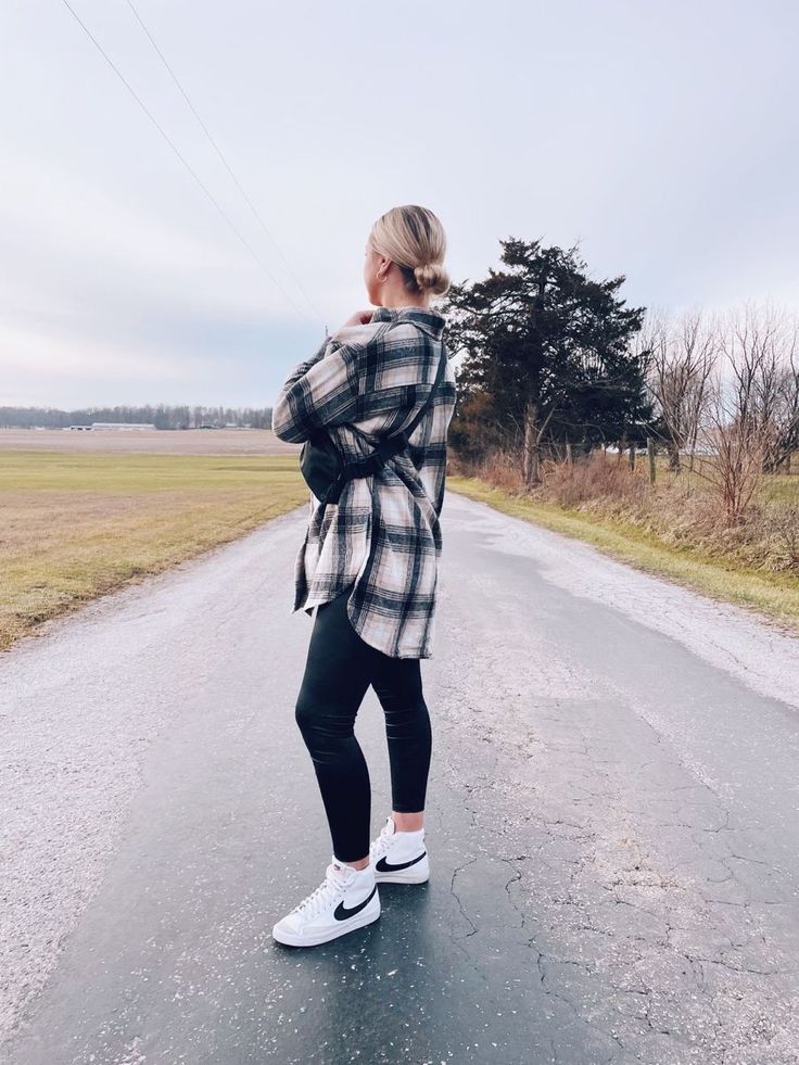 High Tops With Leggings Outfits, Cute Outfit Ideas With Nike Blazers, Winter Nike Blazer Outfit, High Top Sneakers Leggings Outfit, Leggings And Blazers Outfit, Nike Blazer Hi Top Outfit, Fall Nike Outfits, Black Leggings White Converse Outfits, Winter Nike Outfit