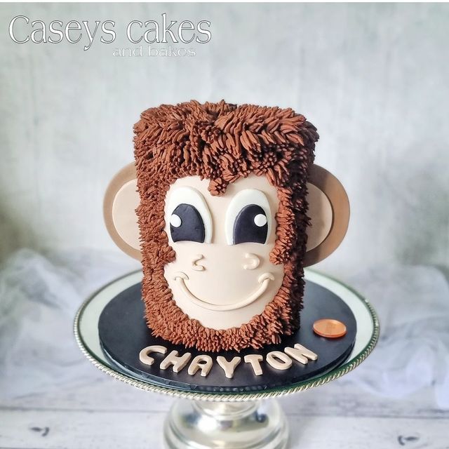 there is a cake made to look like a monkey