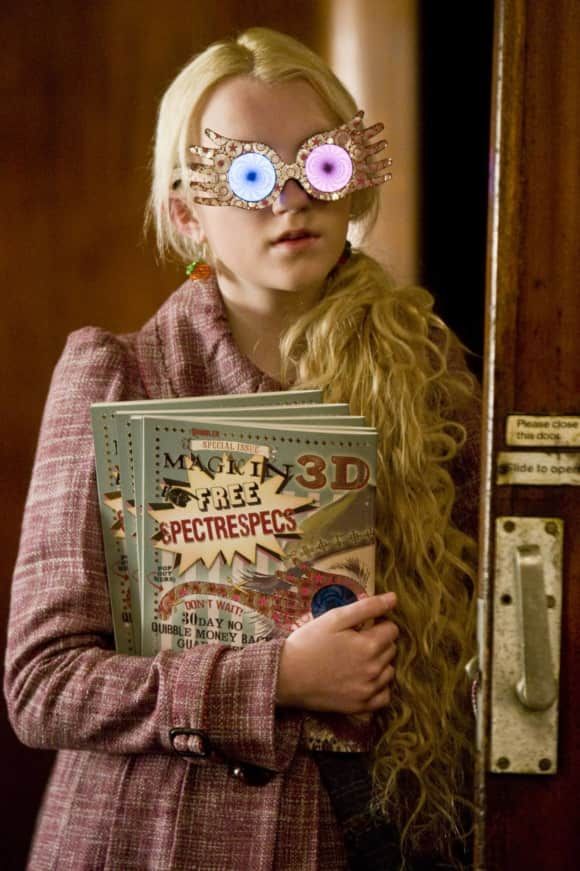 Evanna Lynch verkörpert in den „Harry Potter“-Filmen die veträumte „Luna Lovegood“. „Luna“ wird von vielen als Außenseiterin, „unnormal“ und verrückt bewertet, stört sich jedoch nicht daran. Im Laufe der Filme freundet sie sich mit „Harry“ und Co. an. Auch sie kämpft in „Dumbledores“ Armee gegen „Lord Voldemort“. Luna Lovegood Style, Luna Lovegood Glasses, Harry Potter Kostüm, Daniel Radcliffe Emma Watson, Classe Harry Potter, Film Harry Potter, Citate Harry Potter, Harry Potter Cosplay, Anniversaire Harry Potter