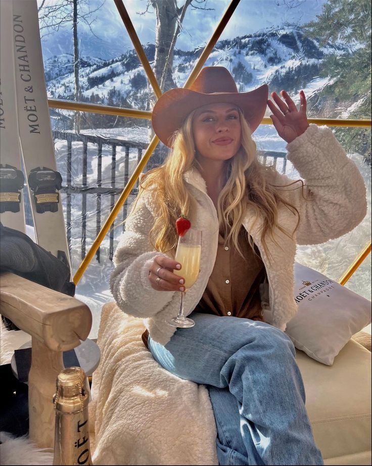 Cowgirl Snow Outfits, Cowboy Hat Winter Outfit, Aspen Colorado Fall Outfits, Jackson Hole Outfits Winter, Jackson Hole Outfits Fall, Big Sky Montana Winter Outfits, Jackson Hole Wyoming Outfits, Montana Outfits Winter, Jackson Hole Wyoming Winter Outfits