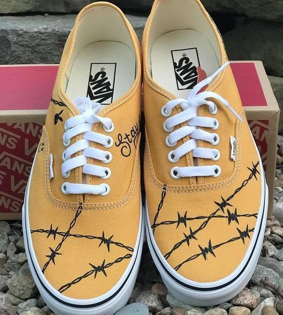 Vans Painted Shoes Ideas, Custom Painted Vans, Outfits With Vans, Sharpie Shoes, Vans Aesthetic, Custom Vans Shoes, Painted Shoes Diy, Custom Sneakers Diy, Painted Vans