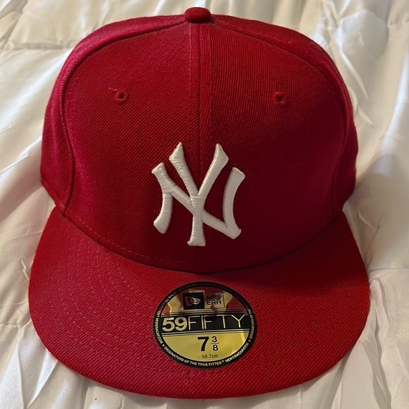 Red New York Yankees hat Yn Hats, Red New York Yankees Hat Outfit, Yankee Hat Aesthetic, Red Cap Aesthetic, Red Hat Aesthetic, Red Yankees Hat Outfit, Red Yankees Hat, Ny Fitted Hat, New York Yankees Hat Outfit