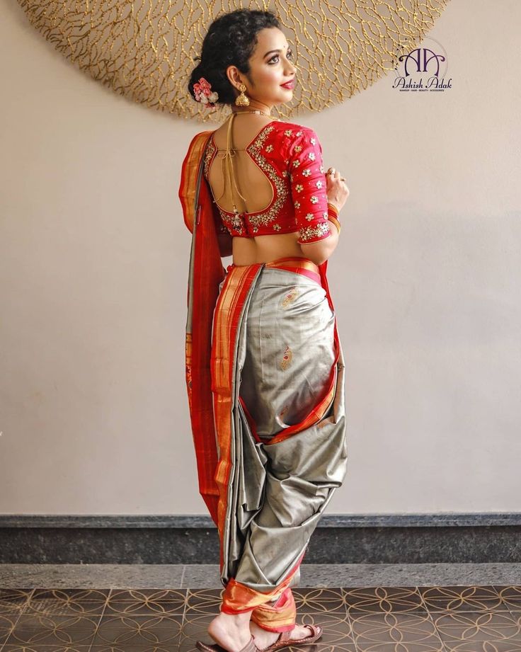 Blouse On Nauvari Saree, Nauwari Sadi Blouse, Maharashtrian Blouse Design Back, Marathi Saare Look, Navri Saree Look Marathi, Nawari Saree Blouse Designs, Maharashtrian Bride Blouse Designs, Navvari Sadi Blouse Back Design, Navri Saree Look