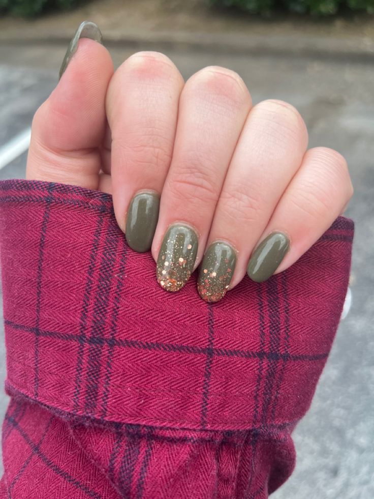 Sage Green Nails For Wedding, Nails Sage Green And Gold, Sage Green And Blush Nails, Army Green Fall Nails, Sage Green Sparkle Nails, Green Rose Gold Nails, Sage Green And Rose Gold Nails, Rose Gold And Green Nails, Sage Green Gold Nails