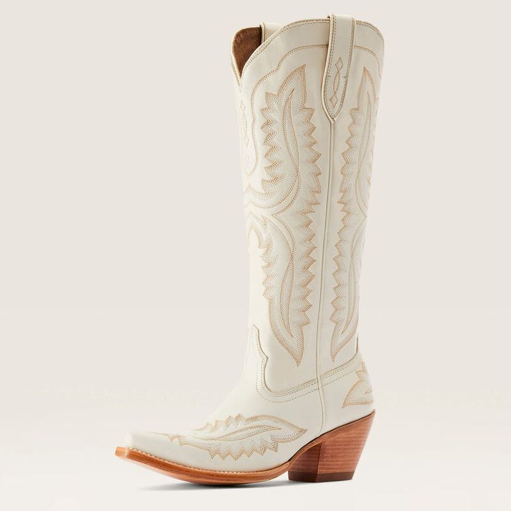 White Cowgirl Boots Summer, Point Shoes, Western Cowgirls, Brown Heels, Isle Of Man, Cowgirl Boots, Honduras, Western Boots, Haiti