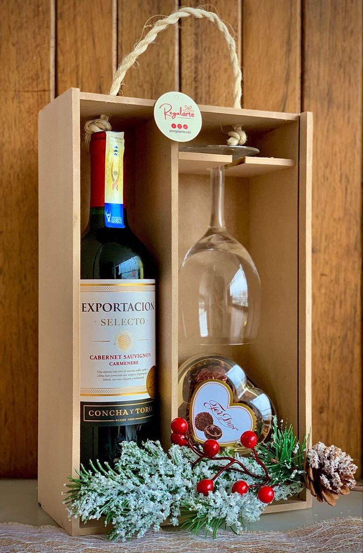 Vinocopachocolates y caja MDF con tapa. Personalized Wine Gift Basket, Mdf Creative Ideas, Diy Wine Box Ideas, Christmas Chocolate Boxes Gift Ideas, Wine Box Ideas Gift, Wine Box Ideas, Ideas Para Vender En Navidad, Employee Gift Ideas, Positive Work Culture