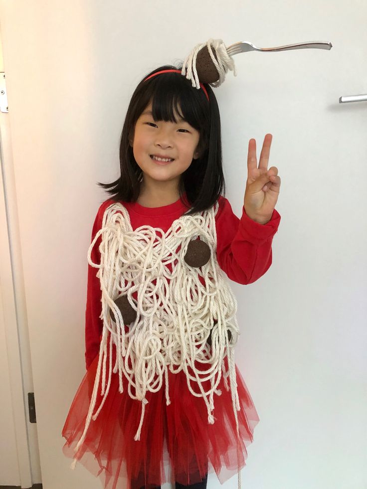 Made with yarn and styrofoam balls Italy Halloween Costume, Diy Spaghetti Costume, Food Costume Ideas, Pasta Costume, Italian Costume Ideas, Spaghetti Costume, Homeade Halloween Costumes, Meatball Costume, Hbd Cake