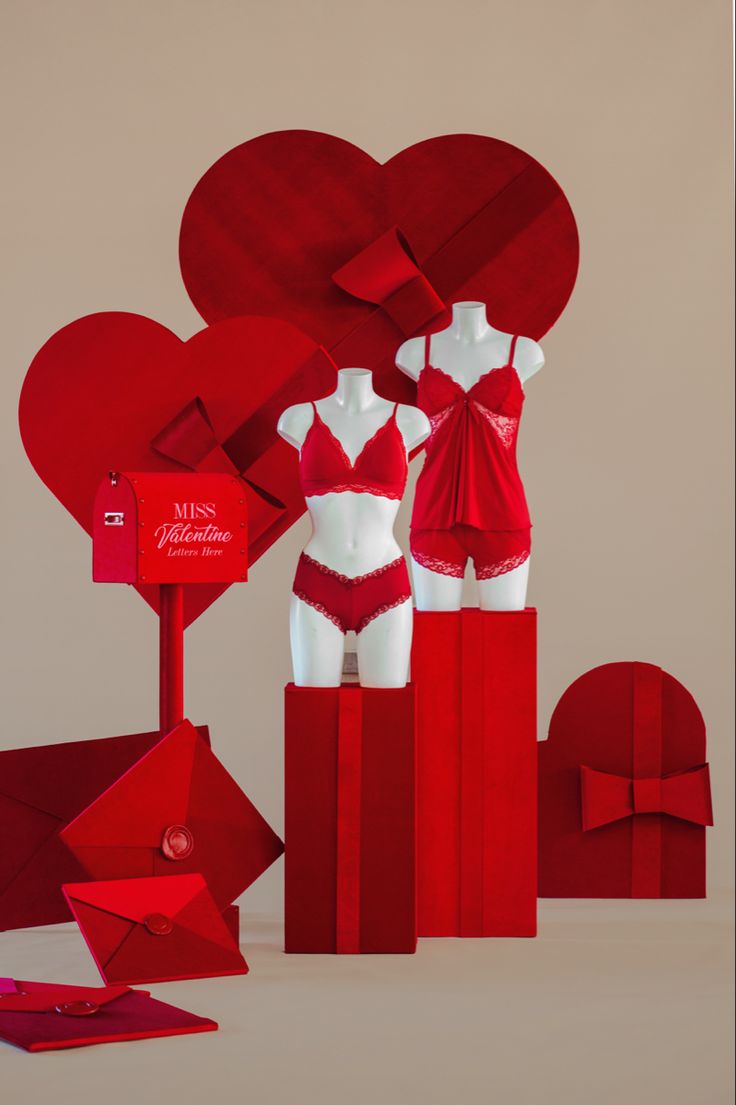 Valentine Window Display Store Fronts, Valentine Display Ideas Retail, Valentine Window Display Ideas, Valentines Display, Valentines Day Backdrop, Furniture Store Display, Valentines Photo Booth, Valentines Window Display, Boutique Window Displays