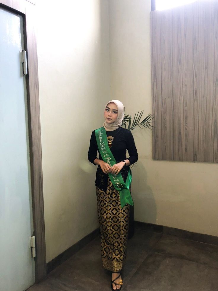 Kebaya Wisuda Hijab Graduation Hitam, Kebaya Ideas Hijab, Outfit Graduation Hijab, Ootd Wisuda Hijab, Black Graduation Outfit, Wisuda Style Kebaya, Kebaya Wisuda Non Hijab, Graduation Outfit Ideas Hijab, Black Kebaya