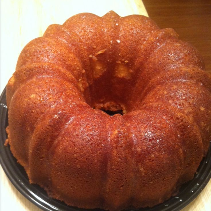 a bundt cake sitting on top of a black plate