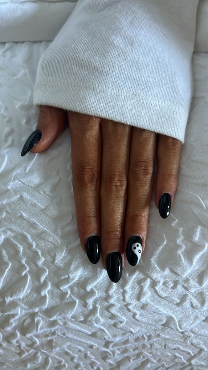 Almond shaped nails Black Nails With Ghost, Nail Ideas Emo, Emo Nail, Girly Emo, Nails Ghost, Ghost Nail, Nails Festive, Festive Nails, Nail Appointment