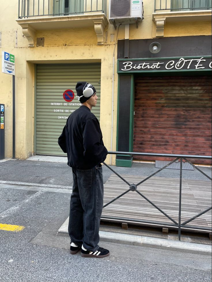 Mens Beanie Outfit Street Styles, Beanie Mens Outfit, Adidas Samba Baggy Pants, Ny Streetwear Men, Black Spezials Outfit, Beanies Outfit Men, Men’s Beanie Outfit, Samba Outfit Men Black, Black Sambas Outfits Men