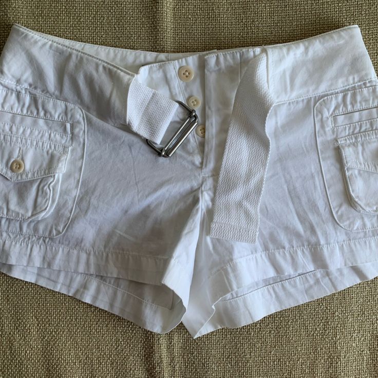 New Ralph Lauren Beautiful White Short Shorts. Button And Belt With Multi Pockets Two Pockets On The Front. Very Cute 100% Cotton Cotton Button-up Shorts For Summer, Cotton Button-up Beach Bottoms, Spring Cotton Button-up Shorts, Spring Button-up Cotton Shorts, Casual Bottoms With Button Closure For Vacation, Casual Vacation Bottoms With Button Closure, Cotton Beach Shorts With Buttons, Cotton Bottoms With Button Closure For Vacation, Cotton Bottoms With Buttons For Vacation