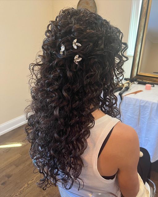 𝒥𝒞 𝐻𝒶𝒾𝓇 𝒟𝑒𝓈𝒾𝑔𝓃 | 𝙽𝙹 𝙱𝚛𝚒𝚍𝚊𝚕 on Instagram: "Naturally curly styles can be very scary and challenging if you are not used to working with this texture. But as being a natural curly girl myself 🤗, the little girl inside me jumps in joy when I work with a curly Bride. Had so much fun playing with my beautiful future bride to be 🤩 #curlyupdo #curlybride #curlybridalhair #curlybrides #naturalbridalhair #bridalupdos #updo #updos #updohair #hairupdo #updohairstyles #bridalhairstyle Natural Curl Half Up Half Down Wedding, Curly Braid Wedding Hair, Naturally Curly Hair Bridesmaid Styles, Natural Curly Hair Quinceanera Hairstyles, 2c Wedding Hairstyles, Long Natural Curly Hairstyles For Wedding, Wedding Veil Curly Hair, Curly Bride Hairstyles With Veil, Naturally Curly Bridal Hair Half Up