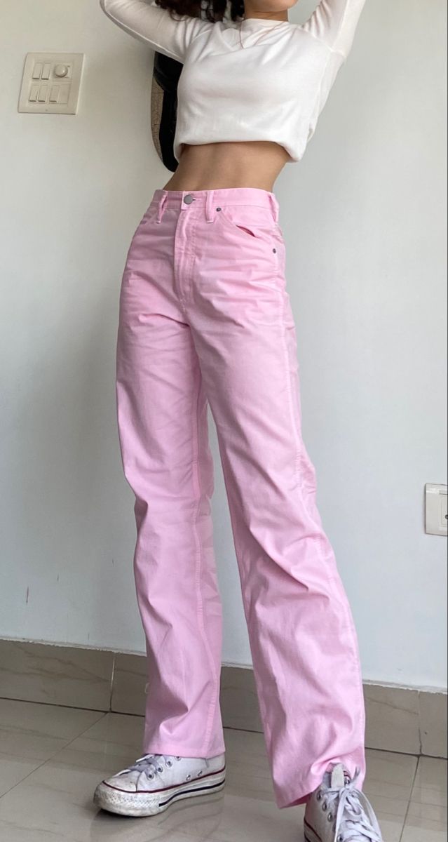 Pink Outfits Tomboy, Pink Skater Outfit, Pink Tomboy Outfit, How To Style Pink Jeans, Pink Pants Outfit Aesthetic, Simple Pink Outfits, Light Pink Jeans Outfit, Pink Jeans Outfit Aesthetic, Pink Pants Outfit Street Style