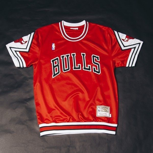 Camisa BULLS NBA 🏀🔱 Chicago Bulls Ropa, Tomboyish Outfits, Bulls T Shirt, Sweater Outfits Men, Geeky Clothes, Hype Clothing, Retro Football Shirts, Shoes Outfit Fashion, Cargo Pants Outfit